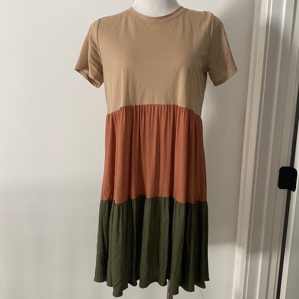 Story dress. Size: Medium. Lightweight. Colors: tan, orange, dark green.
